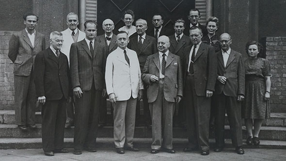 Gruppenbild mit Dr Ueberschaar mit Hermann Pistor an der gleichnamigen Fachhochschule in Jena