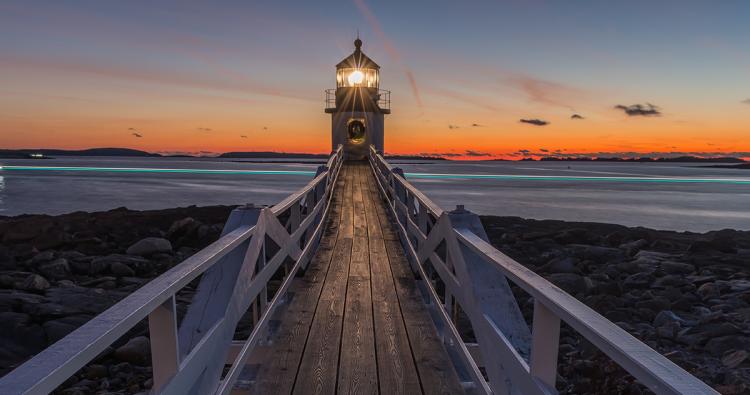 Steg führt zu Leuchtturm