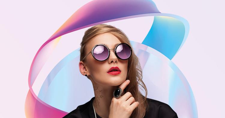 Ein Model mit lila Sonnenbrillengläsern der Linie Fashion