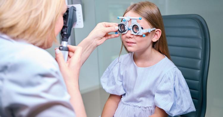 Optometrische Untersuchung bei einem Kind