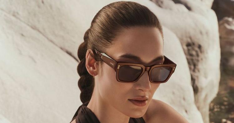 Model mit brauner Cosmo-Sonnenbrille