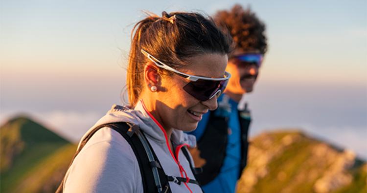 Frau trägt Sportbrille