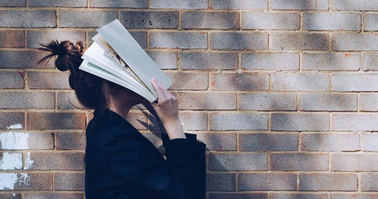 Mädchen mit Buch auf Kopf