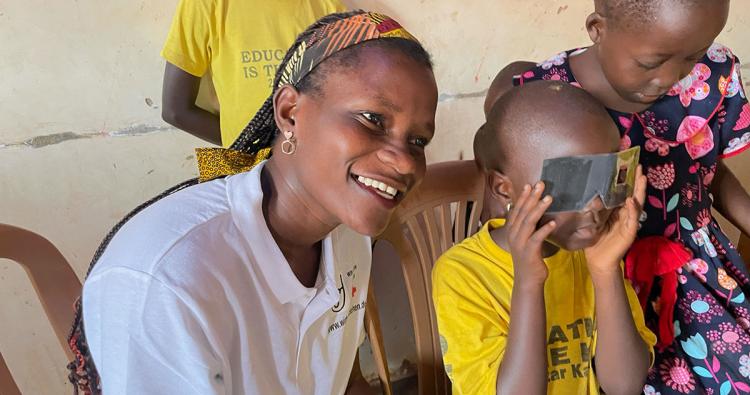 Brenda in Schule in Uganda