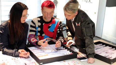 Niles Holger Wien, Annette Kluger und Katja Kartzsch beugen sich über einen Brillenkasten