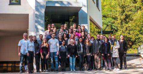 Gruppenbild der Studenten der HFAK vor dem Unternehmen Hecht.