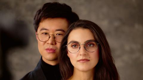 Zwei Models mit Minamoto-Brillen
