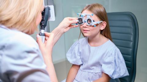 Optometrische Untersuchung bei einem Kind