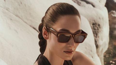 Model mit brauner Cosmo-Sonnenbrille