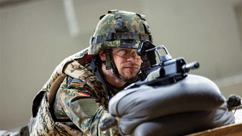 Bundeswehrsoldat zielt mit Gewehr