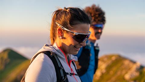 Frau trägt Sportbrille