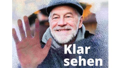 Ein älterer weißhaariger Mann mit Mütze wischt mit der rechten Hand über eine beschlagene Scheibe. Rechts unten steht das Kampagnenmotto "Klar sehen“.