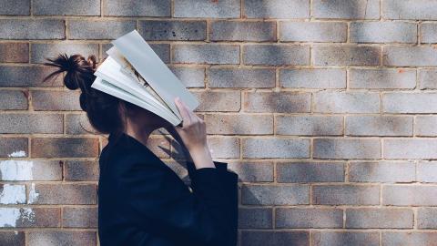 Mädchen mit Buch auf Kopf