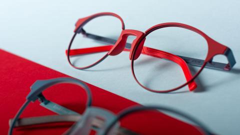 rote und graue Brille