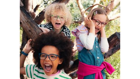 drei Kinder mit Brillen schreien