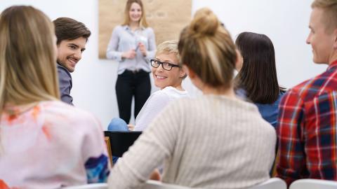 Menschengruppe bei Fortbildung