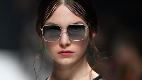 Model mit Sonnenbrille