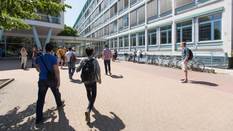 Studenten vor der Beuth Hochschule für Technik