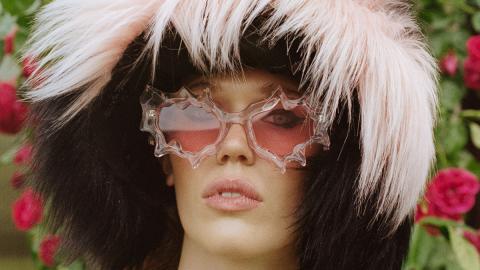 Werbefoto Frau mit Komono x Florentina Leitner Sonnenbrille