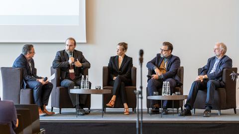 Das Bild zeigt die Podiumsgäste der DOZ